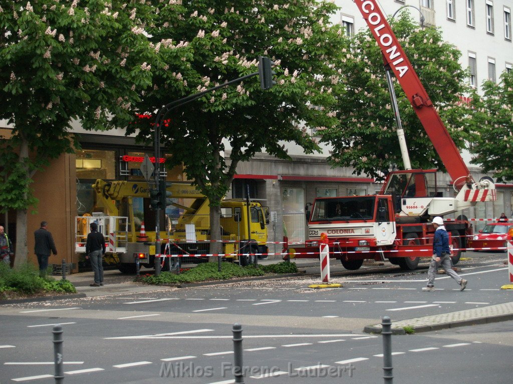 800 kg Fensterrahmen drohte auf Strasse zu rutschen Koeln Friesenplatz P44.JPG